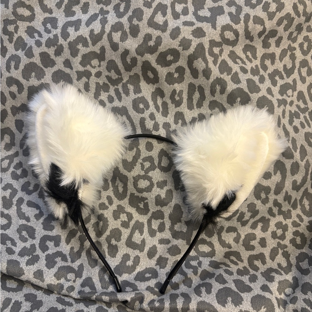 Cat ears perfect to complement a costume
Excellent condition!
